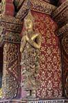 Estátua dourada orando, Wat Phra Singh, Chiang Mai, Tailândia.