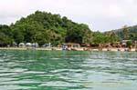 Vista parcial da Long Beach, Koh Phi Phi, Tailândia.