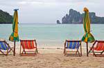 Espreguiçadeiras na praia, Koh Phi Phi, Tailândia.