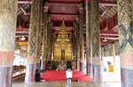 Phra Chao Lan oração antes de Ton, Wat Phra Isso Lampang Luang, Tailândia.