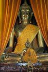 Close-up em Bhumisparsha buda mudra, Wat Phra Isso Lampang Luang, Tailândia.