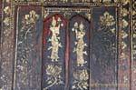 Pintura velha na porta, Wat Phra Isso Lampang Luang, Tailândia.