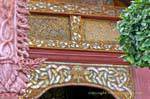 Detalhe da fachada de Viharn Phra Coloque, Wat Phra Isso Lampang Luang, Tailândia.