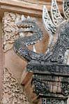 Dentes Naga, Wat Phra Isso Lampang Luang, Tailândia.
