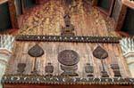 Thewada uma figura de pé sobre uma cabra, escultura em madeira, Wat Phra Isso Lampang Luang, Tailândia.