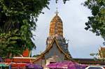 Vista do templo Sri Rattana Mahathat mercado, Phitsanulok, Tailândia.