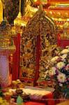 Decoração aos pés do Buda Chinnarat, Phra Sri Rattana Mahathat Wat, Phitsanulok, Tailândia.