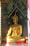 Buddha na postura de derrota Mara, Wat Phra Si Rattana Mahathat, Phitsanulok, Tailândia.