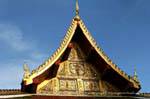 Acima da entrada para o bot, Wat Phra Si Rattana Mahathat, Phitsanulok, Tailândia.