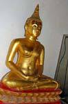 Posição de meditação no templo Wat Phra Si Rattana Mahathat, Phitsanulok, Tailândia.