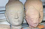 Cabeças com os olhos fechados, Phra Sri Rattana Mahathat Wat, Phitsanulok, Tailândia.