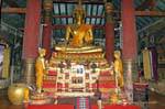 O altar do grande Buda de Wat Ratburana, Phitsanulok, Tailândia.