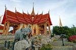 Elefantes na frente do viharn de Wat Chalong, Phuket, Tailândia.