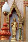 Buddha estando nicho em Wat Chalong, Phuket, Tailândia.