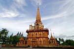 Grande pagode em Wat Chalong contém uma relíquia do Buda, Phuket, Tailândia.