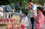 Thais orando em Wat Chalong em Phuket, Tailândia.