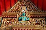 Detalhe da decoração na frente de Wat Chalong, Phuket, Tailândia.