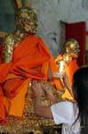 Luang Pho Chaem e Luang Pho Chuang na viharn Wat Chalong, Phuket, Tailândia.