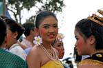 Menina com flores e colar, Festival Patong, Phuket, Tailândia.