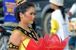 Menina de lótus vermelho Festival Patong, Phuket, Tailândia.