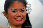Menina com flor do frangipani, Festival Patong, Phuket, Tailândia.