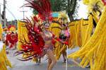 Dançarino com penas vermelhas, Festival Patong, Phuket, Tailândia.