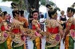 Lançando o desfile, Festival Patong, Phuket, Tailândia.