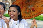 Menina com guarda-chuva Festival Patong, Phuket, Tailândia.