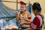 Fazendo kebabs, Festival Patong, Phuket, Tailândia.