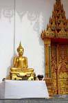 Buddha na entrada de Wat Suwan Khiri Wong, Patong, Phuket Temple, Tailândia.