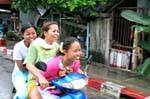 Meninas em uma scooter, Phuket Town Gypsy, Tailândia.