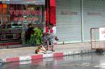 Lendo o jornal, Phuket Town Gypsy, Tailândia.