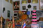 Dentro do templo, Phuket Town Gypsy, Tailândia.