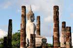Restos do viharn com colunas quebradas, Sukhothai, Wat Sa Si, Tailândia.
