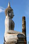 Estátua de perfil, Sukhothai, Wat Sa Si, Tailândia.