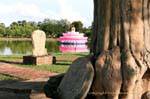 Ilha no meio do lago Traphang Trakuan, Sukhothai, Wat Sa Si, Tailândia.