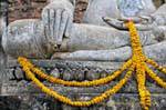 Buda decorado com uma coroa, Sukhothai, Wat Sa Si, Tailândia.