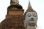 Buddha com os olhos fechados, Sukhothai, Wat Sa Si, Tailândia.