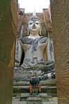 Estuque Buddha em uma mandala tijolo, Sukhothai, Wat Sri Chum, Tailândia.