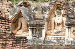 Buddhas em nichos, Sukhothai, Wat Mahathat, Tailândia.
