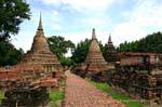 Caminho para chedis, Sukhothai, Wat Mahathat, Tailândia.