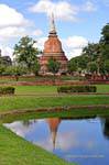 Chedi em forma de sino, Sukhothai, Wat Mahathat, Tailândia.