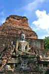 Buddha entre as ruínas, Sukhothai, Wat Mahathat, Tailândia.