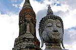Cabeça de Buda e de nicho chedi em flor de lótus, Sukhothai, Wat Trapang Ngoen, Tailândia.