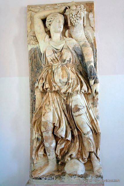 Museu Nacional de Carthage, baixo-relevo de uma mulher carregando uma cornucópia - Tunísia