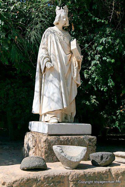 Museu Nacional de Carthage, estátua do rei Saint Louis no jardim - Tunísia