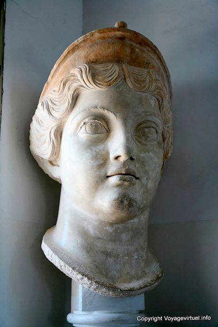 Museu Nacional de Carthage, a estátua monumental cabeça - Tunísia