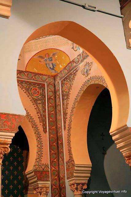 Arcos pintados de estilo bizantino-mourisco, Saint Louis Cathedral, Carthage - Tunísia