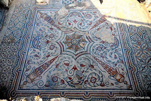 Dougga, mosaico vermelho e azul de grande riqueza decorativa - Tunísia