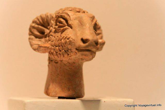 Museu Arqueológico Kerkouane, cabeça escultura de cabra - Tunísia